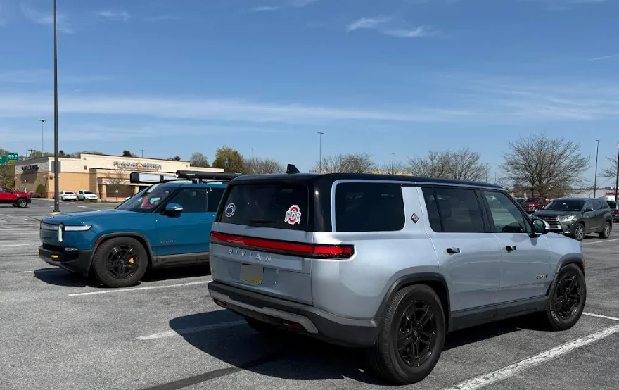 Rivian R1T R1S JFF: If you see a Rivian, you park next to the Rivian 1776006891689-05