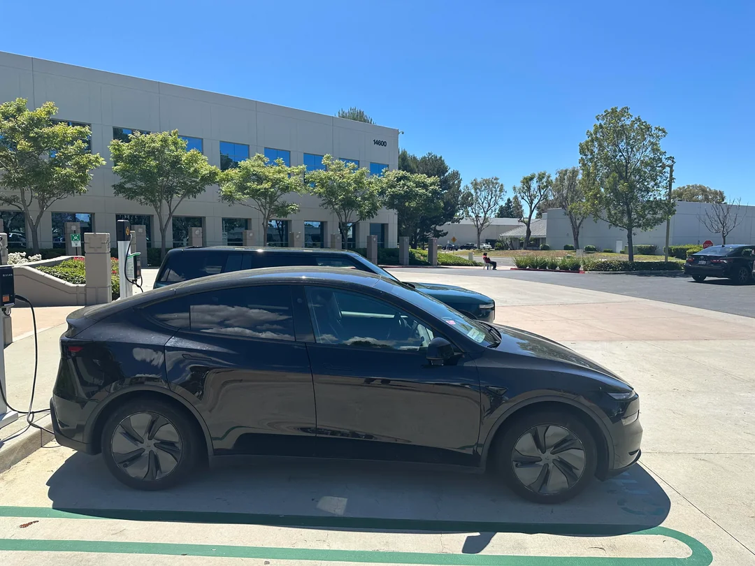 Rivian R1T R1S Catalina Cove R2 vs. Model Y side-by-side comparison pics Catalina Cove R2 vs. Model Y side-by-side comparison pics 2
