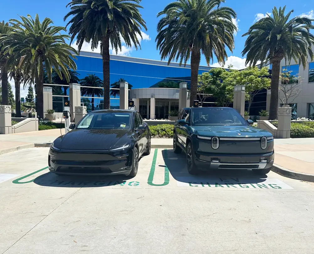 Rivian R1T R1S Catalina Cove R2 vs. Model Y side-by-side comparison pics Catalina Cove R2 vs. Model Y side-by-side comparison pics 5