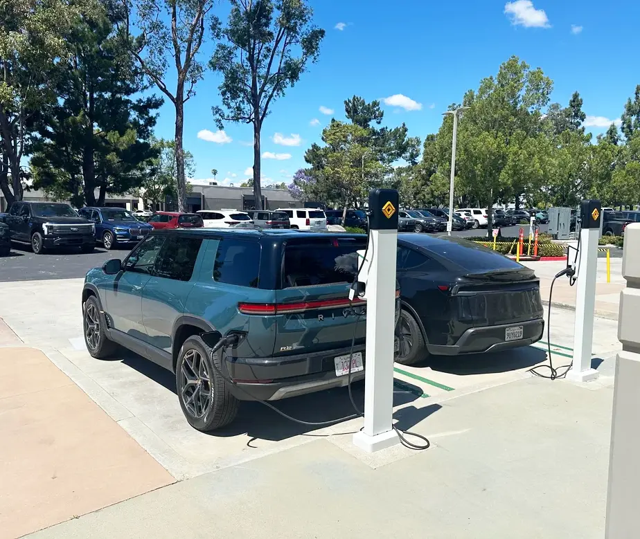Rivian R1T R1S Catalina Cove R2 vs. Model Y side-by-side comparison pics Catalina Cove R2 vs. Model Y side-by-side comparison pics 3