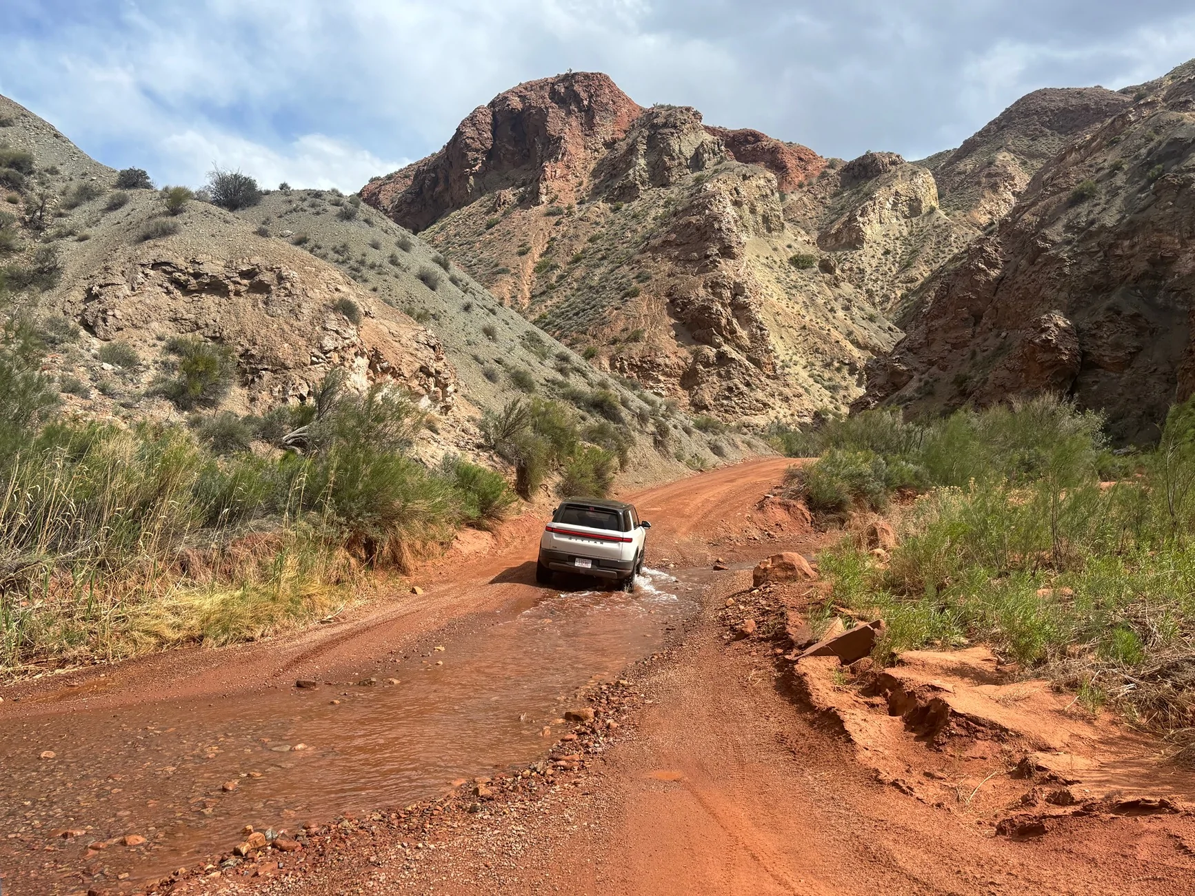 Rivian R1T R1S Pre-Production Catalina Cove R2 in the wild (vs. my Rivian Blue R1T) IMG_5501