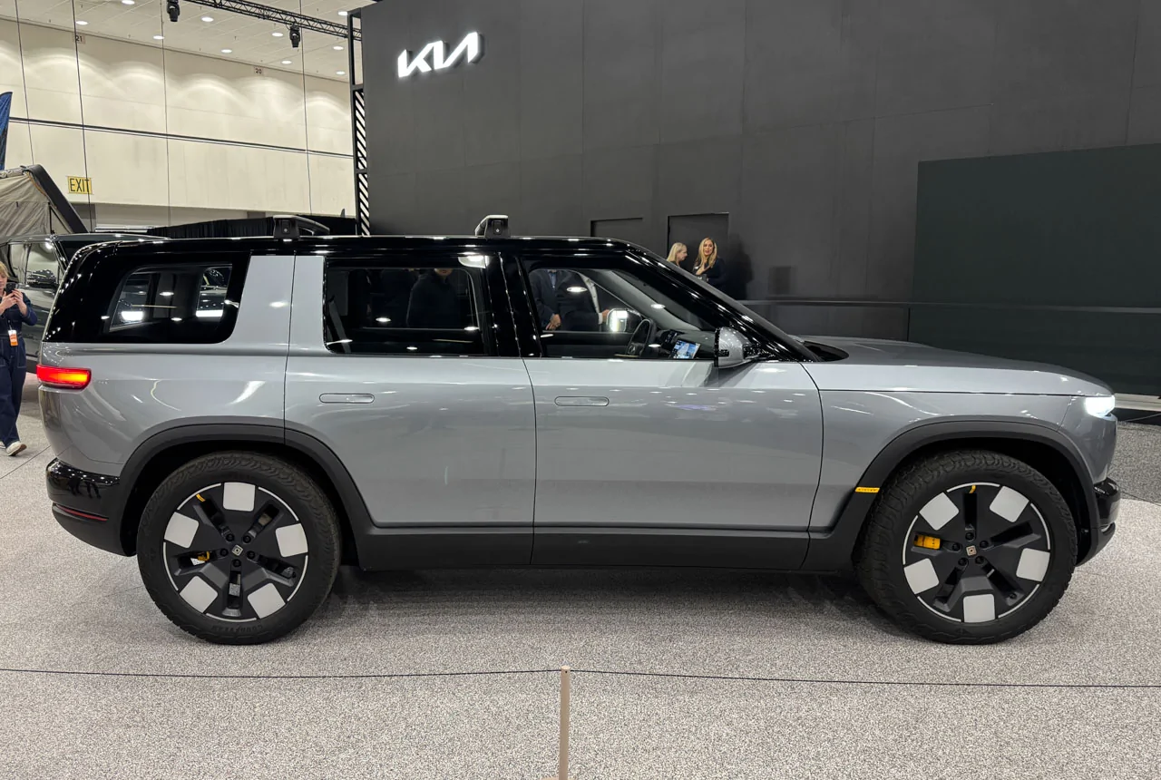 Rivian R1T R1S Glacier White R2 + Catalina Cove R2 in cloudy / overcast weather - photos Rivian-R2-sid