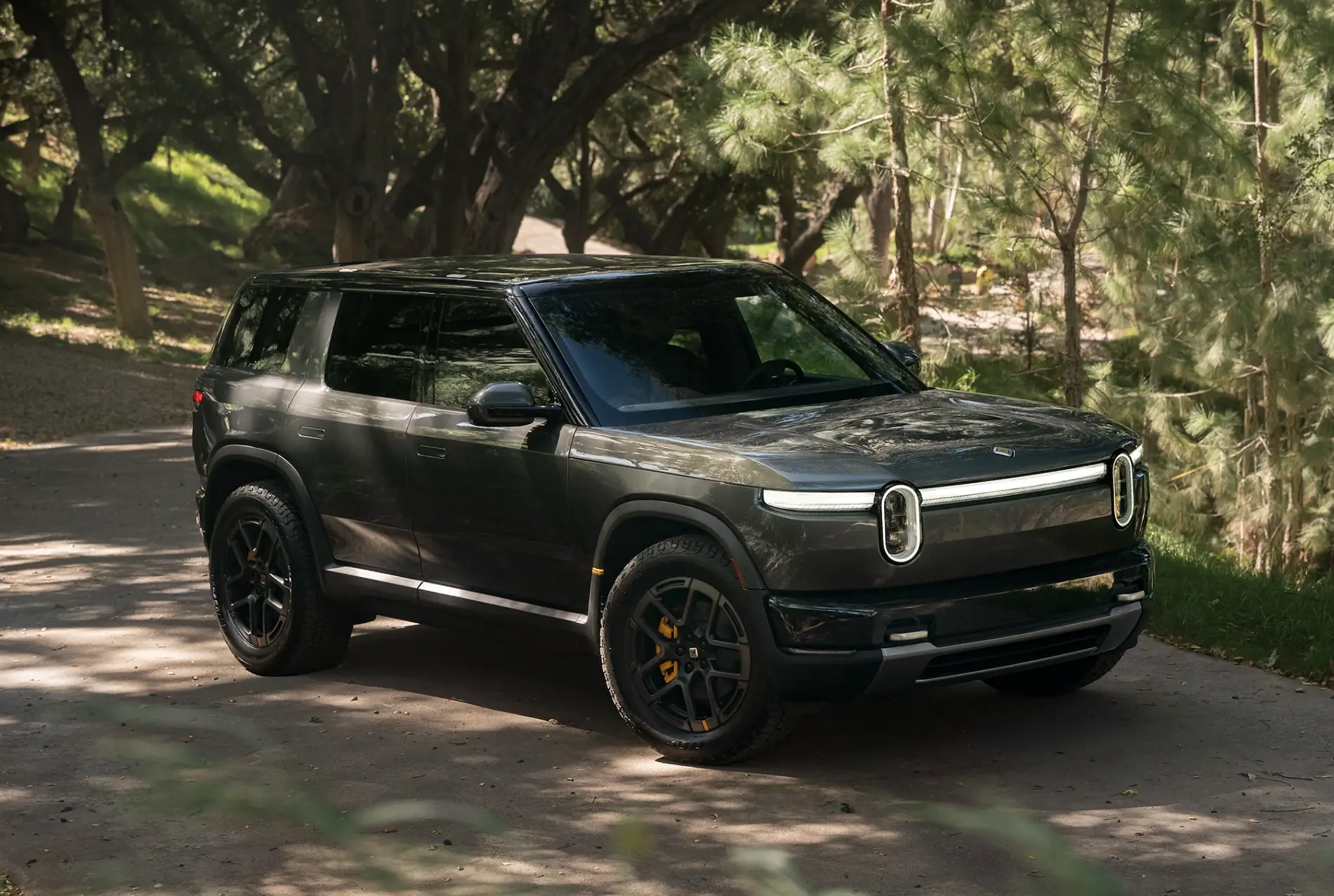 Rivian R1T R1S Welcome to Half Moon Grey, now available on R1S / R1T and R2 1776200042455-ws