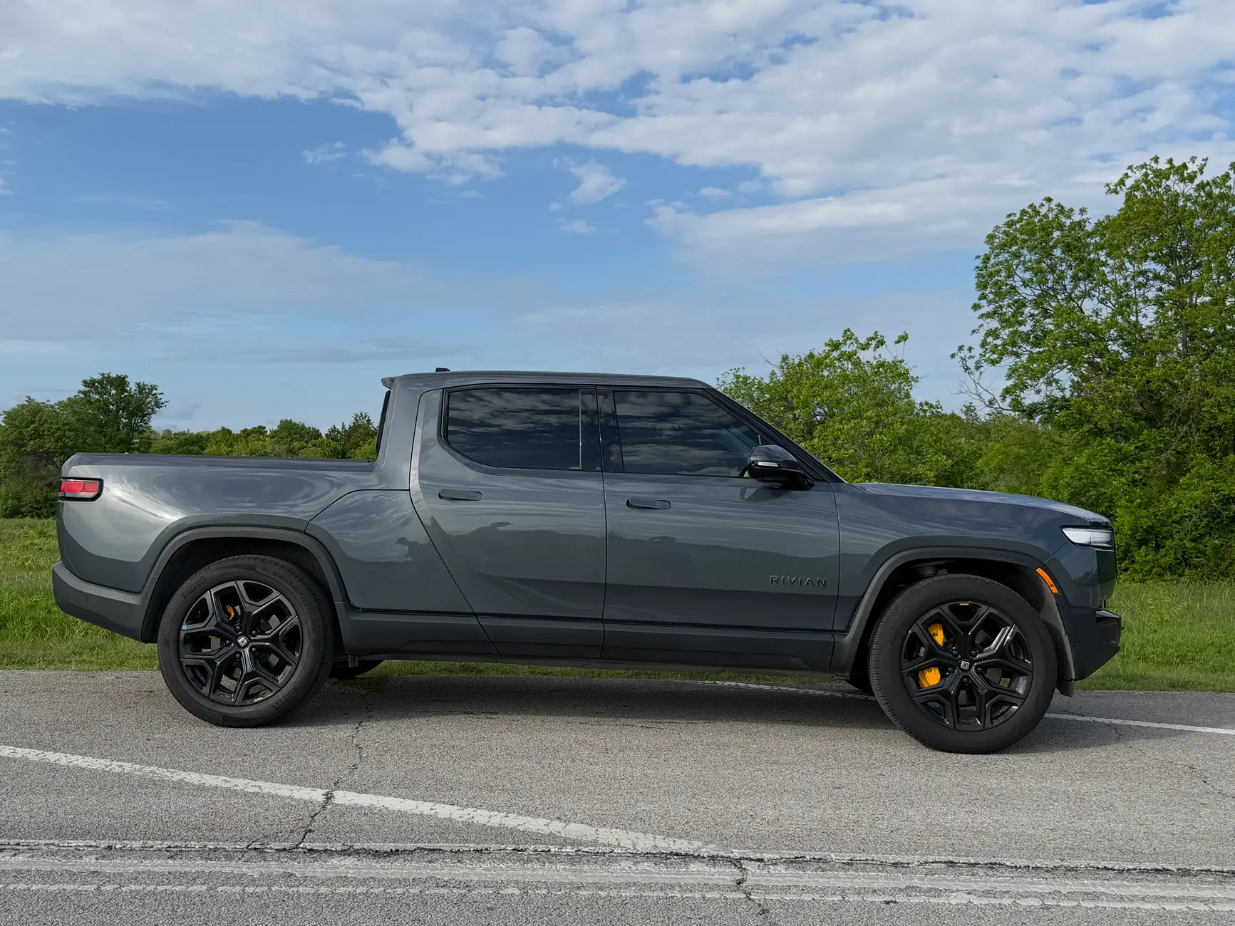 Rivian R1T R1S 2025 R1T Tri-Max, El Cap/Slate Sky, 12,7xx miles, $83,000 IMG_3398