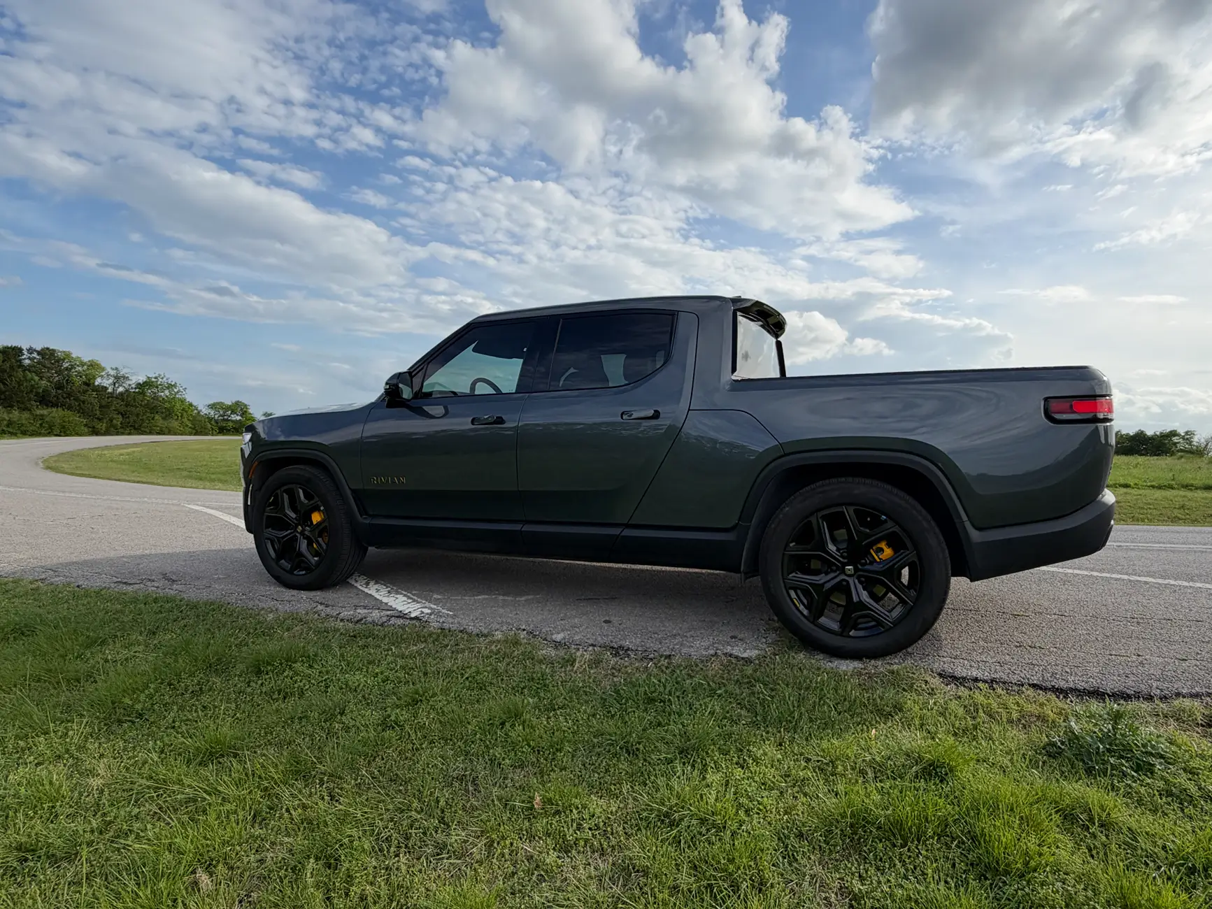 Rivian R1T R1S 2025 R1T Tri-Max, El Cap/Slate Sky, 12,7xx miles, $83,000 IMG_3399