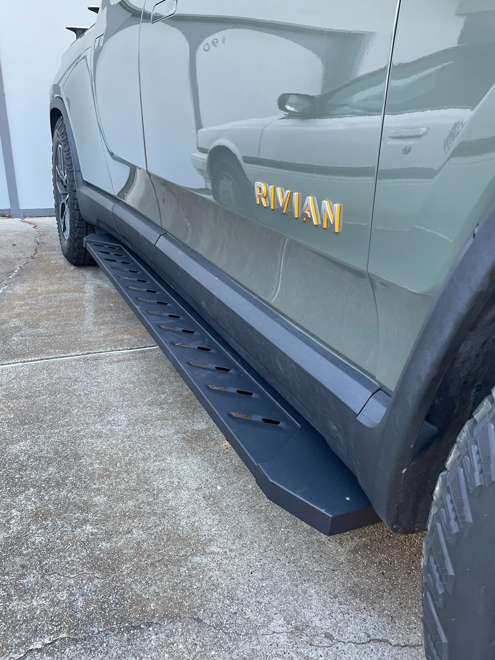 Rivian R1T R1S First newb questions- running boards and powering off IMG_9765