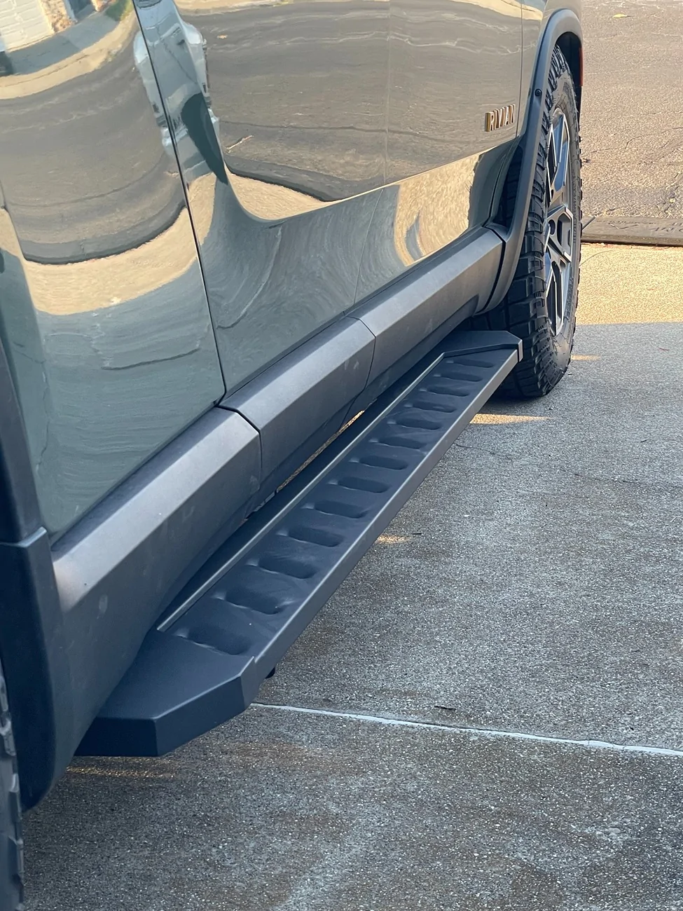 Rivian R1T R1S First newb questions- running boards and powering off IMG_9763