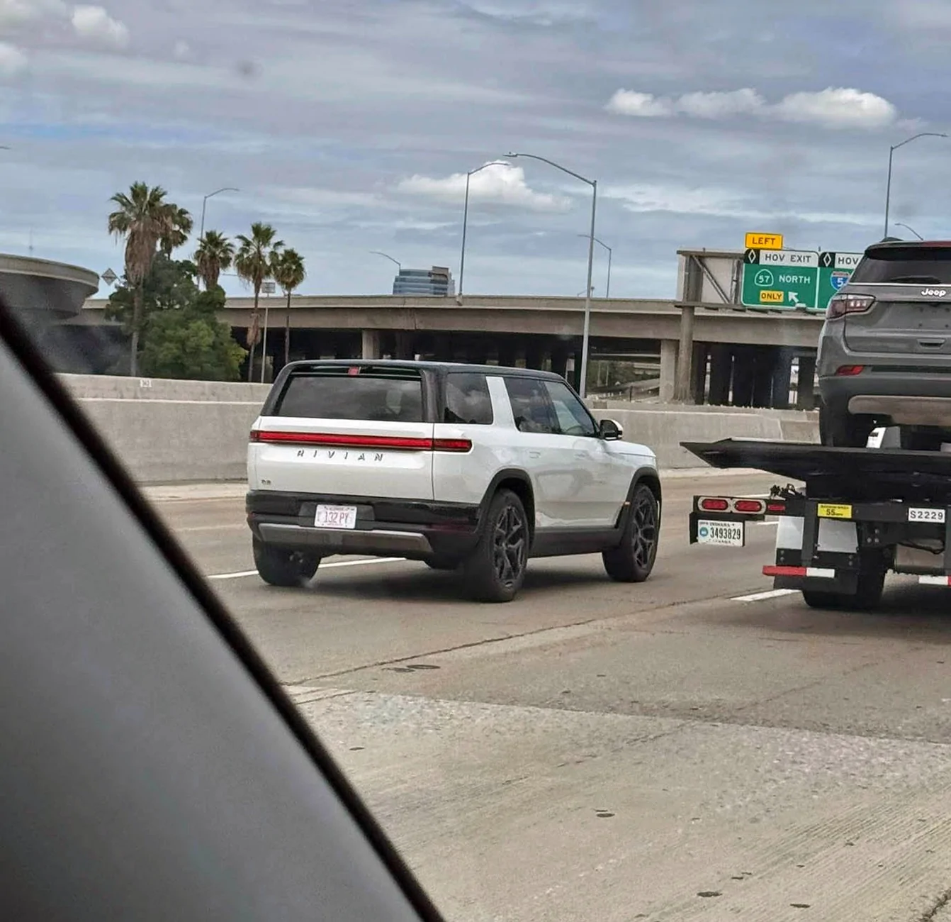 Rivian R1T R1S Glacier White R2 Rivians spotted in Irvine & LAX 670783777_822281234258757_5781816278792443571_n