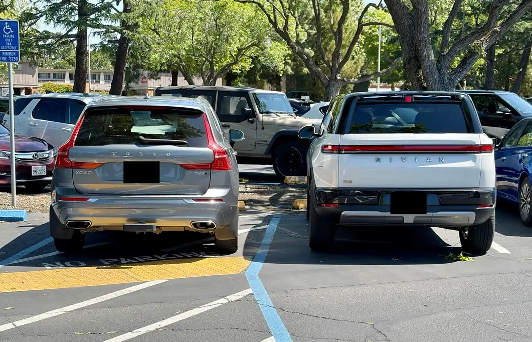 Rivian R1T R1S R2 vs. Volvo XC60 comparison photos r2-vs-xc60-v0-qt9aodo3qnvg1