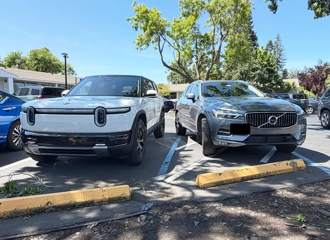 Rivian R1T R1S R2 vs. Volvo XC60 comparison photos r2-vs-xc60-v0-zxny2mo3qnvg1