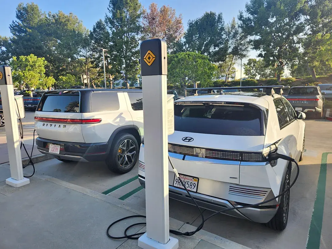 Rivian R1T R1S Would you go with 20" wheels or 21" wheels on Launch Edition R2? 153441-a597073d8a735cb7825ebc9a453605f