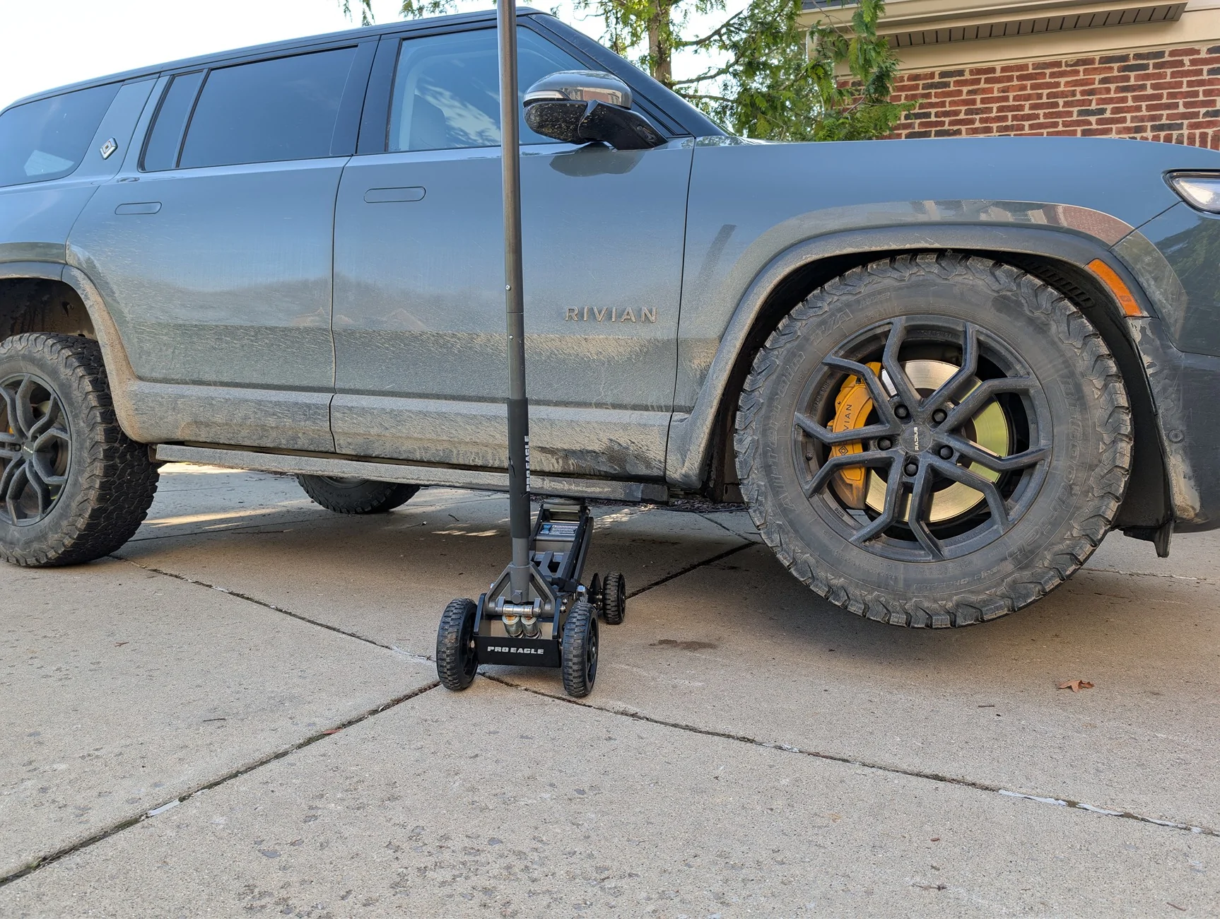 Rivian R1T R1S Apparently it is possible to keep the wheel retracted when lifting the vehicle. 10122