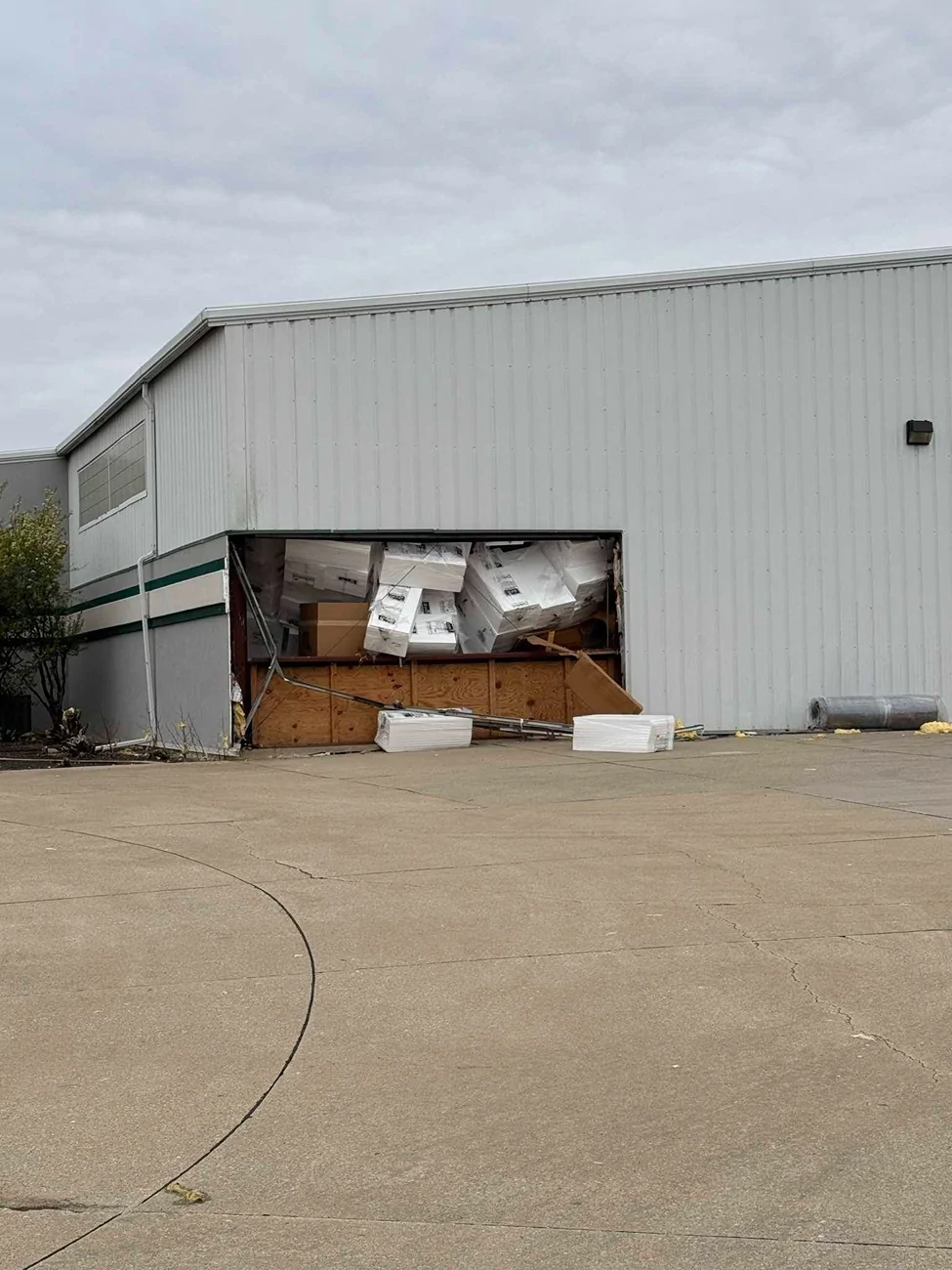 Rivian R1T R1S R2 Factory (Building 2 - Body Shop and General Assembly) damaged by tornado storm (April 17) HGMgUKeXUAAW_-q
