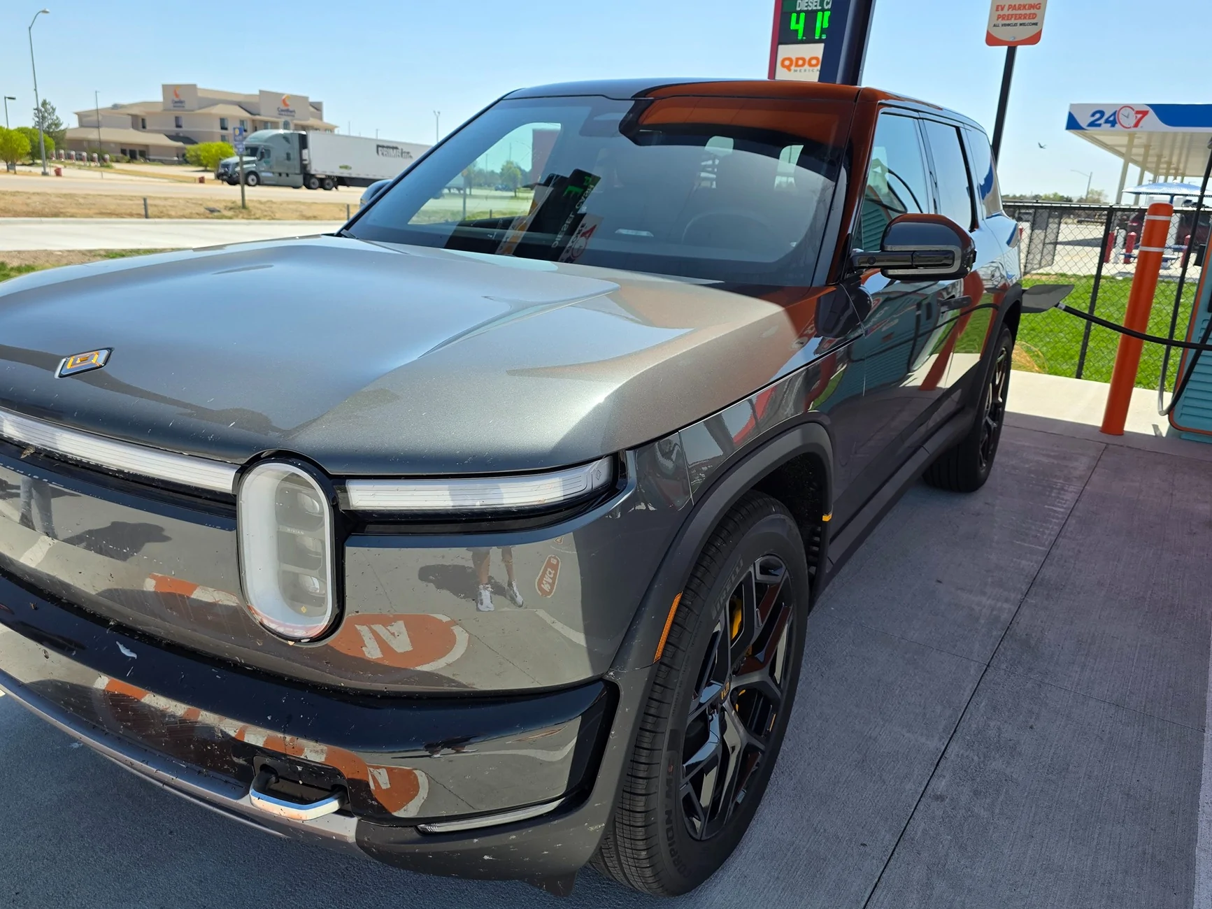 Rivian R1T R1S Half Moon Grey R2 Spotted 20260419_123104