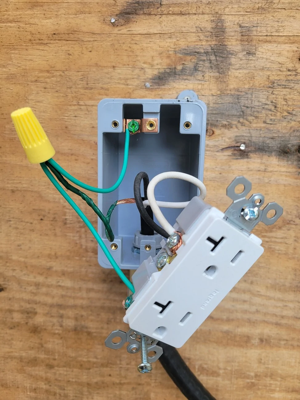 Rivian R1T R1S Solid RED light after partial charging with portable charger... 20260419_141300