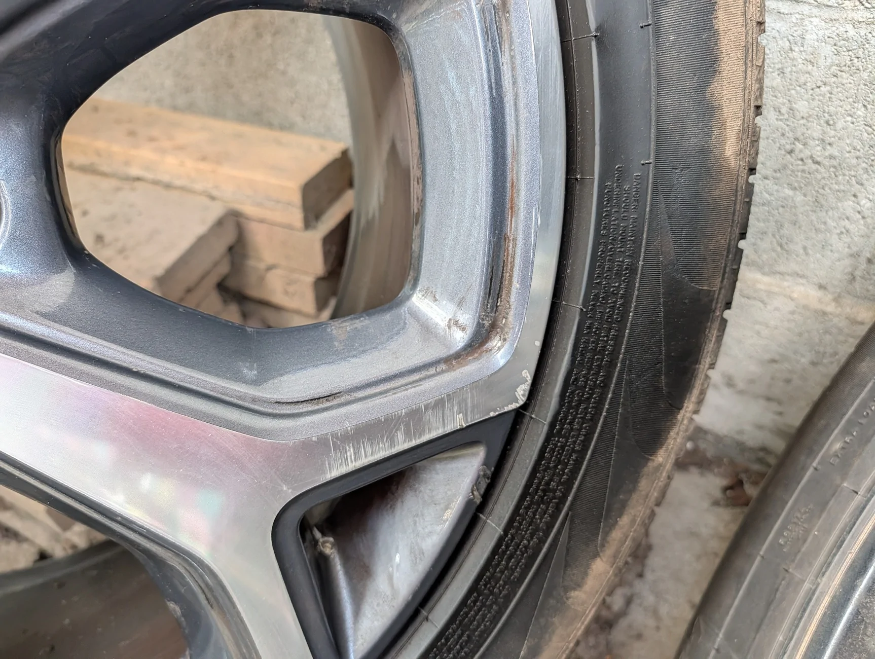 Rivian R1T R1S 4 x 21" OEM Wheels - $400 PXL_20260420_161636823