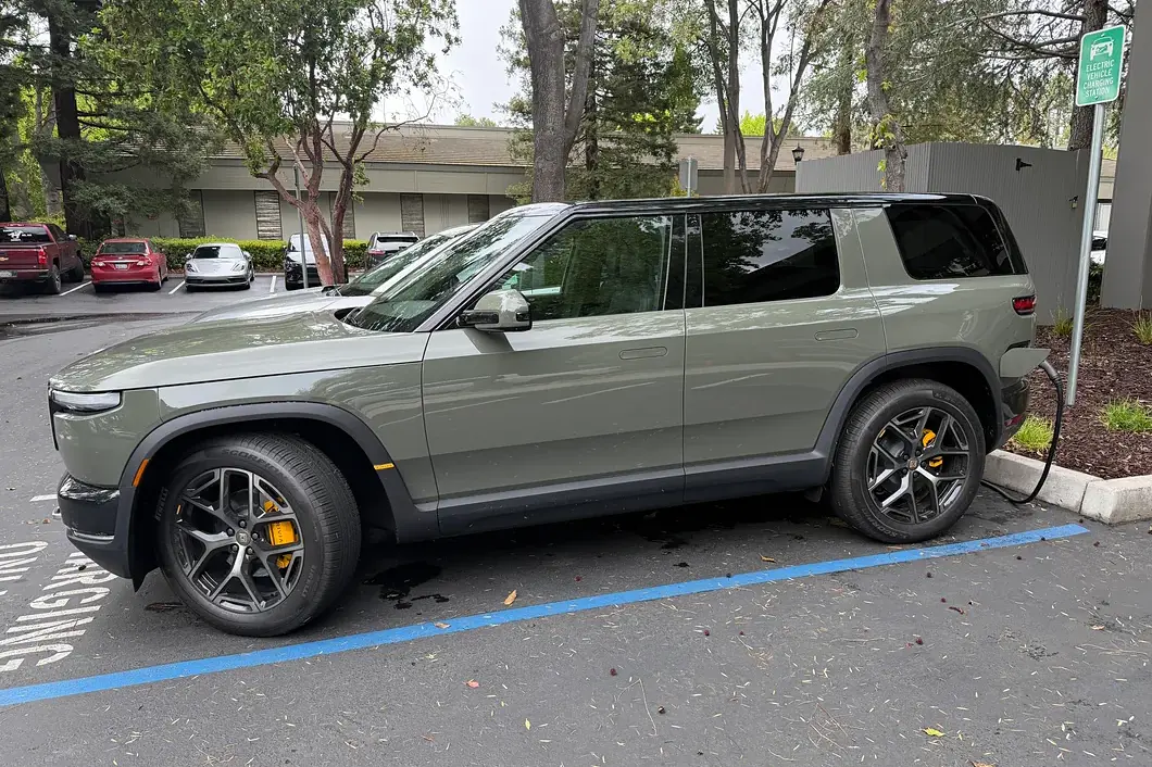 Rivian R1T R1S Launch Green R2 exterior & interior - latest pictures (block party & public sightings) Launch Green R2 Rivian Exterior & Interior pictures photos 17