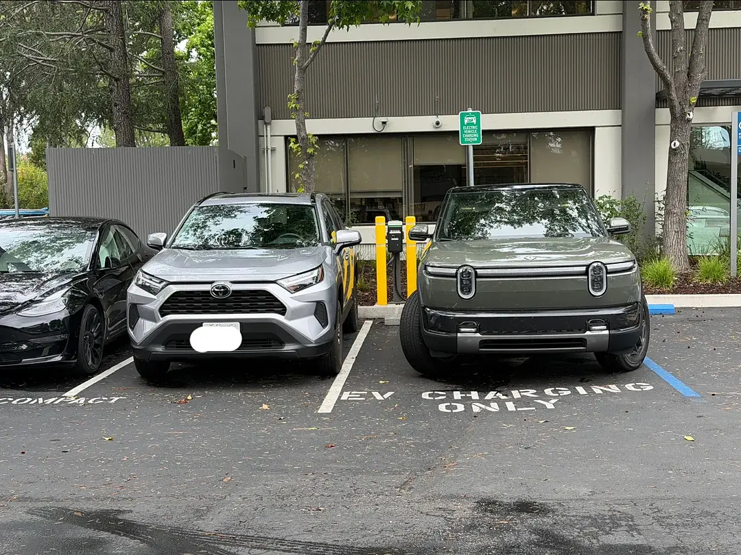 Rivian R1T R1S Launch Green R2 exterior & interior - latest pictures (block party & public sightings) Launch Green R2 Rivian Exterior & Interior pictures photos 15