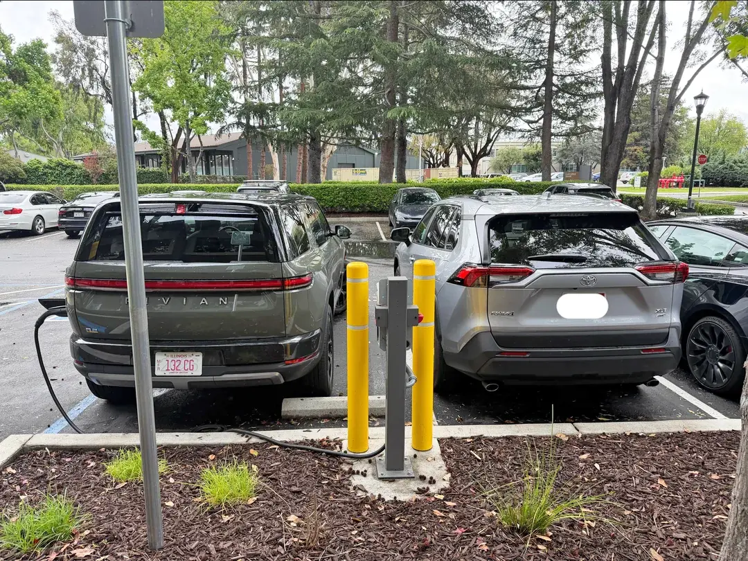 Rivian R1T R1S Launch Green R2 exterior & interior - latest pictures (block party & public sightings) Launch Green R2 Rivian Exterior & Interior pictures photos 16