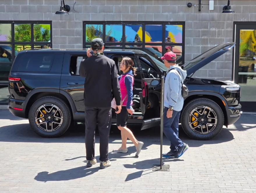 Rivian R1T R1S My R1S delivery adventure. Delivered 1/13/2024 (R2 and R3 vids inside!) 1776894484055-mz