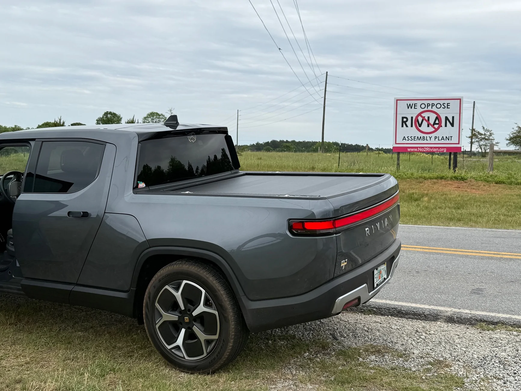 Rivian R1T R1S Two sides of the same street in Georgia IMG_5147