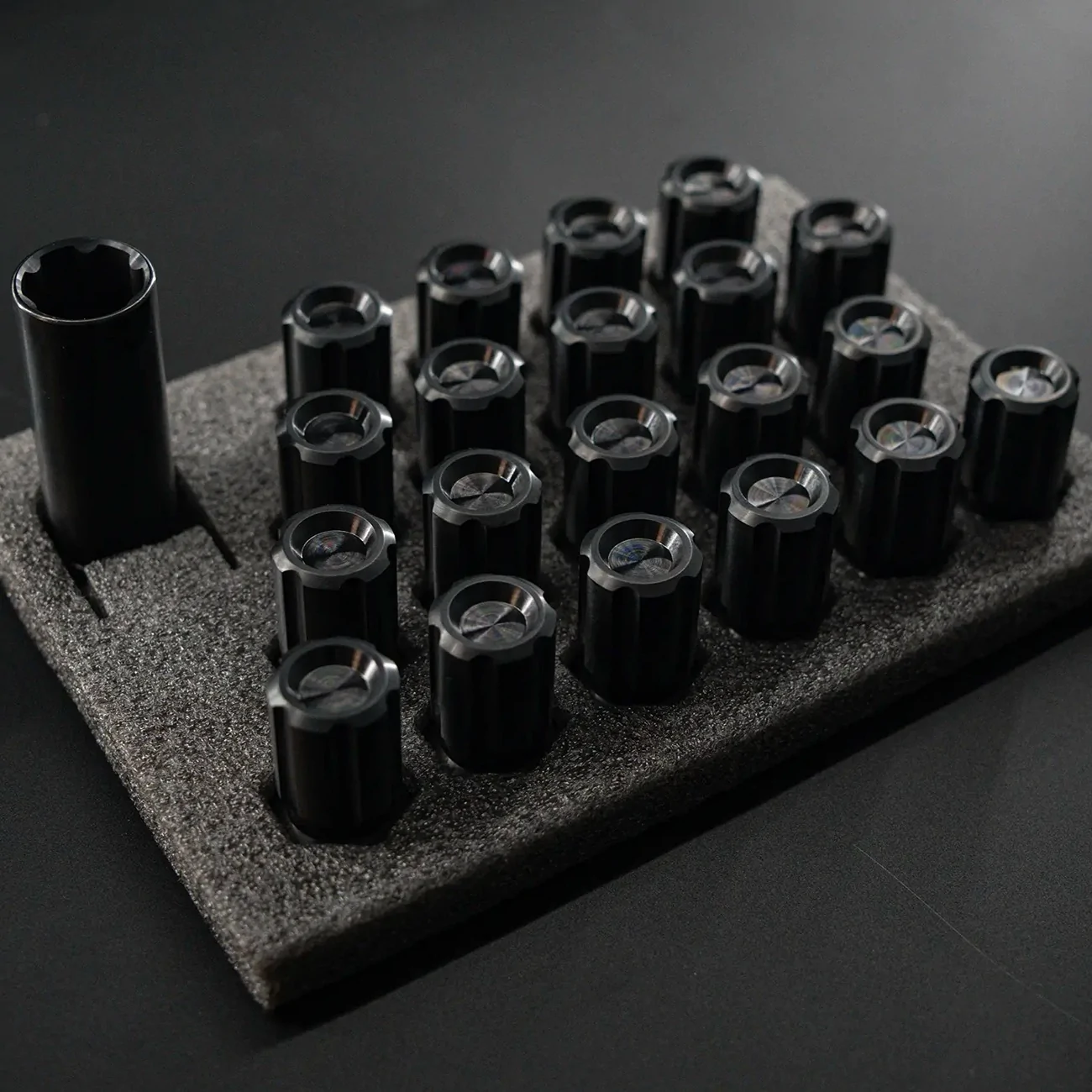 BLACK-TITANIUM_2_7144f2c3-56a3-4259-a82d-fefa76b4cceb.webp