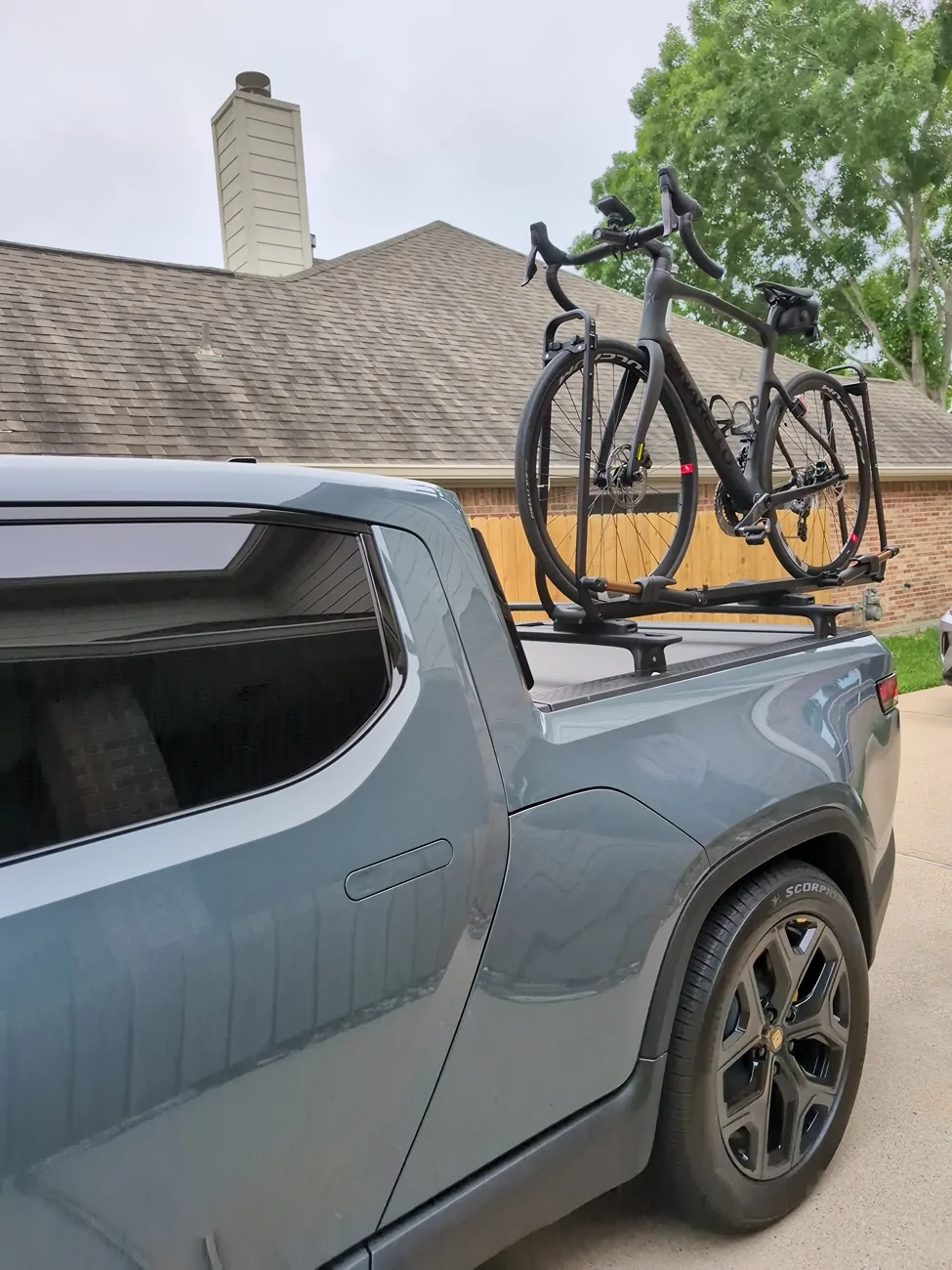 Rivian R1T R1S Küat bike mount positioning on R1T 1000011409