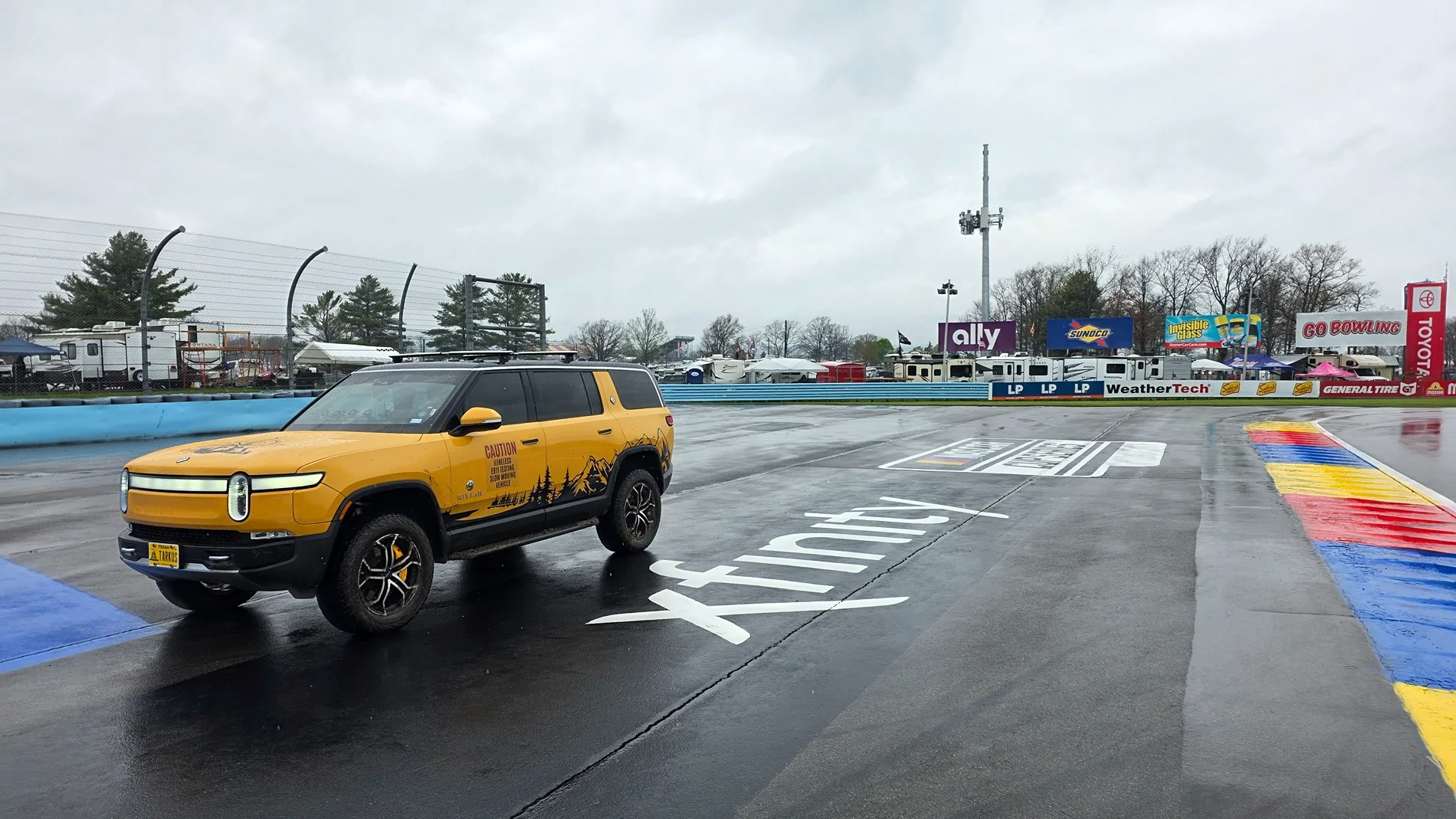 Rivian R1T R1S ? COMPASS YELLOW R1S  Photos 20260509_085743