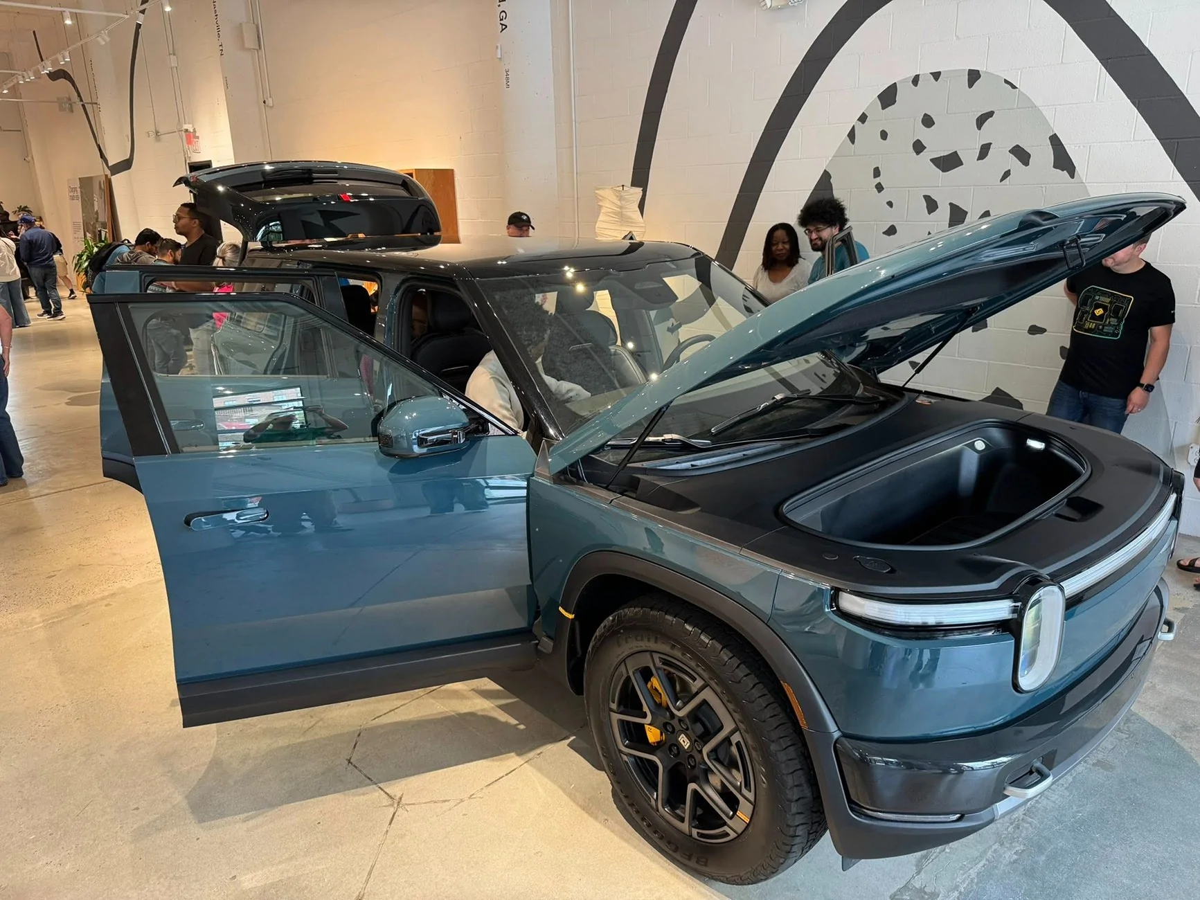 Rivian R1T R1S Atlanta R2 Block Party - Photos (Half Moon Grey, Catalina Cove, Midnight Black) Atlanta R2 Block Party - Photos (Half Moon Grey, Catalina Cove, Midnight Black)19