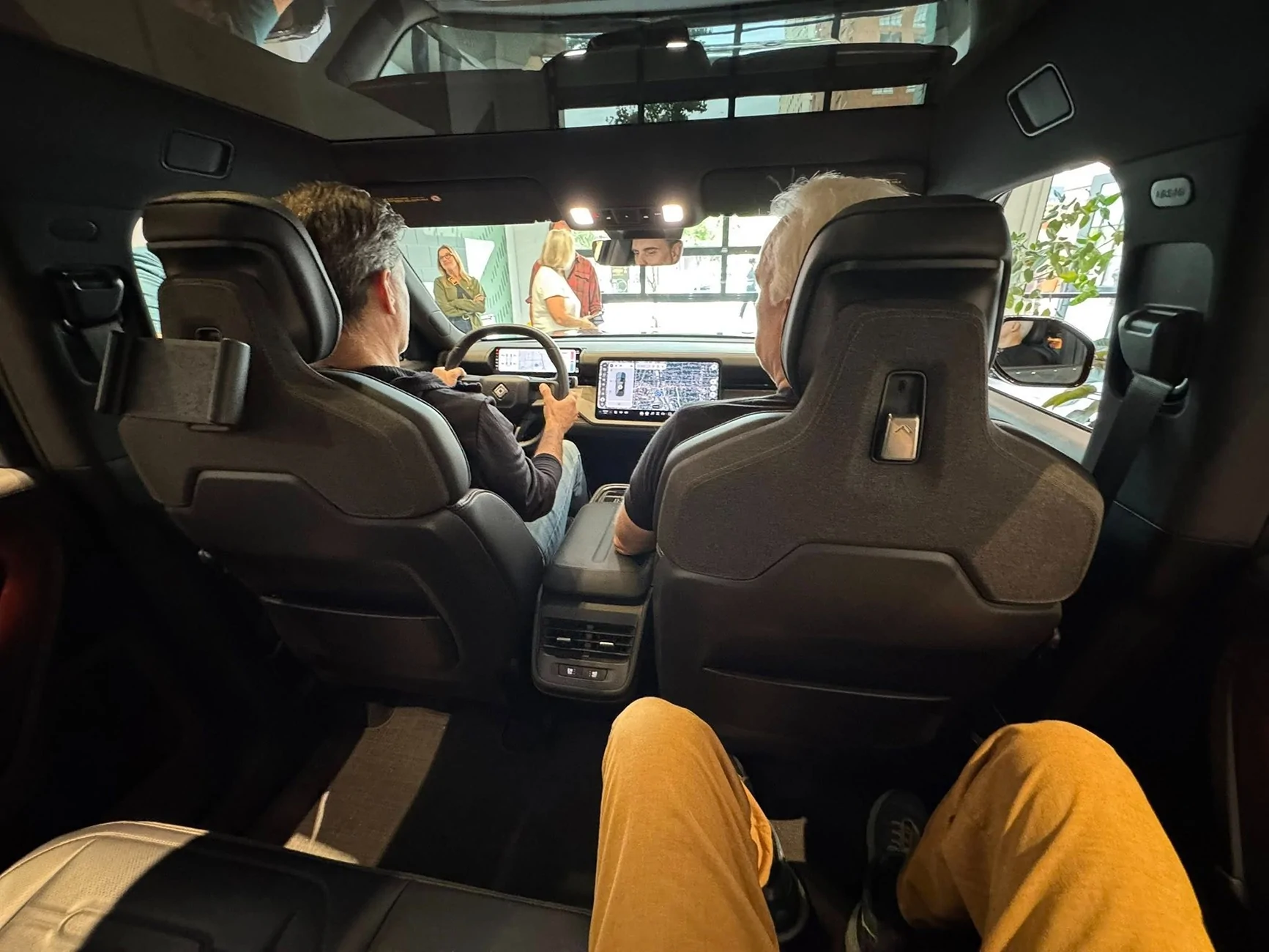 Rivian R1T R1S Atlanta R2 Block Party - Photos (Half Moon Grey, Catalina Cove, Midnight Black) Atlanta R2 Block Party - Photos (Half Moon Grey, Catalina Cove, Midnight Black)12