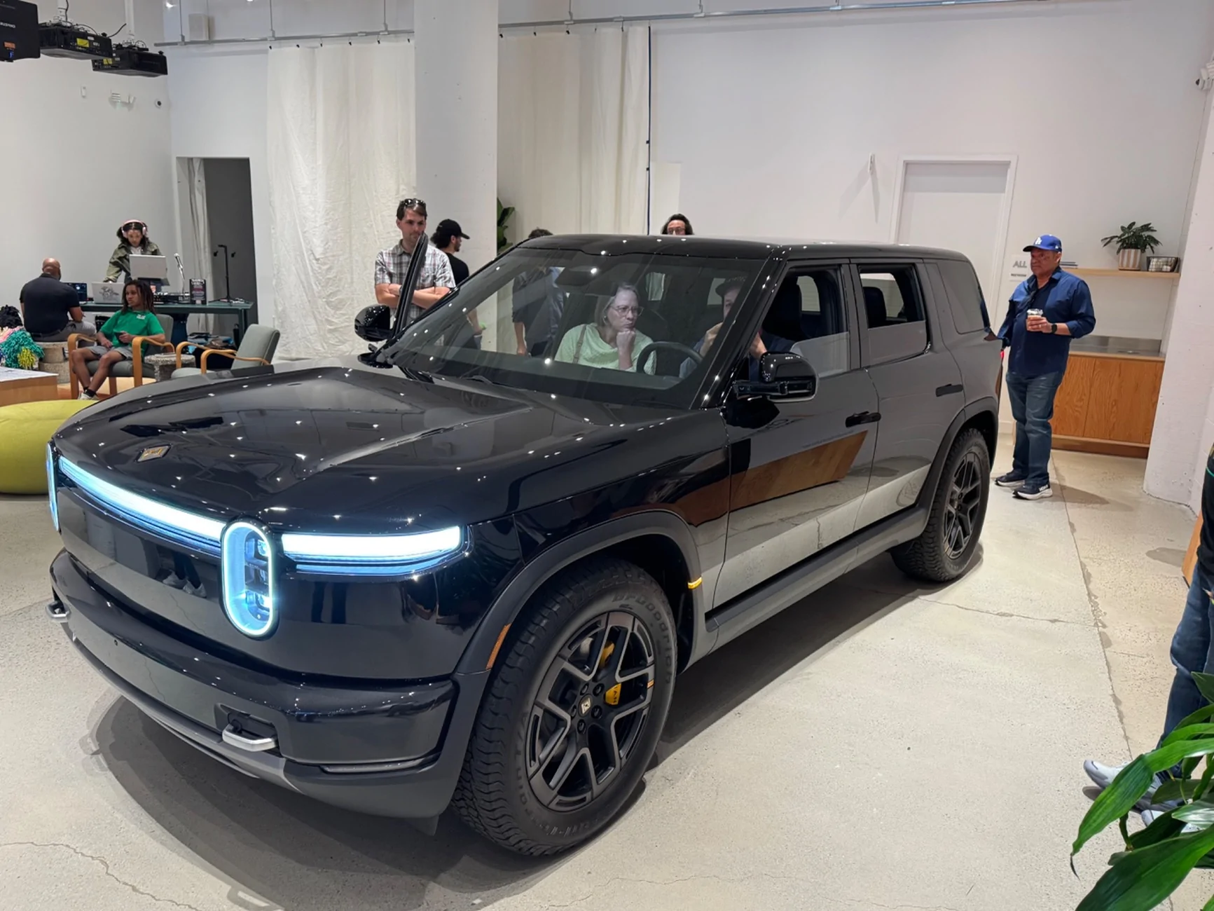Rivian R1T R1S Atlanta R2 Block Party - Photos (Half Moon Grey, Catalina Cove, Midnight Black) HH0I9-kWcAQsfXI