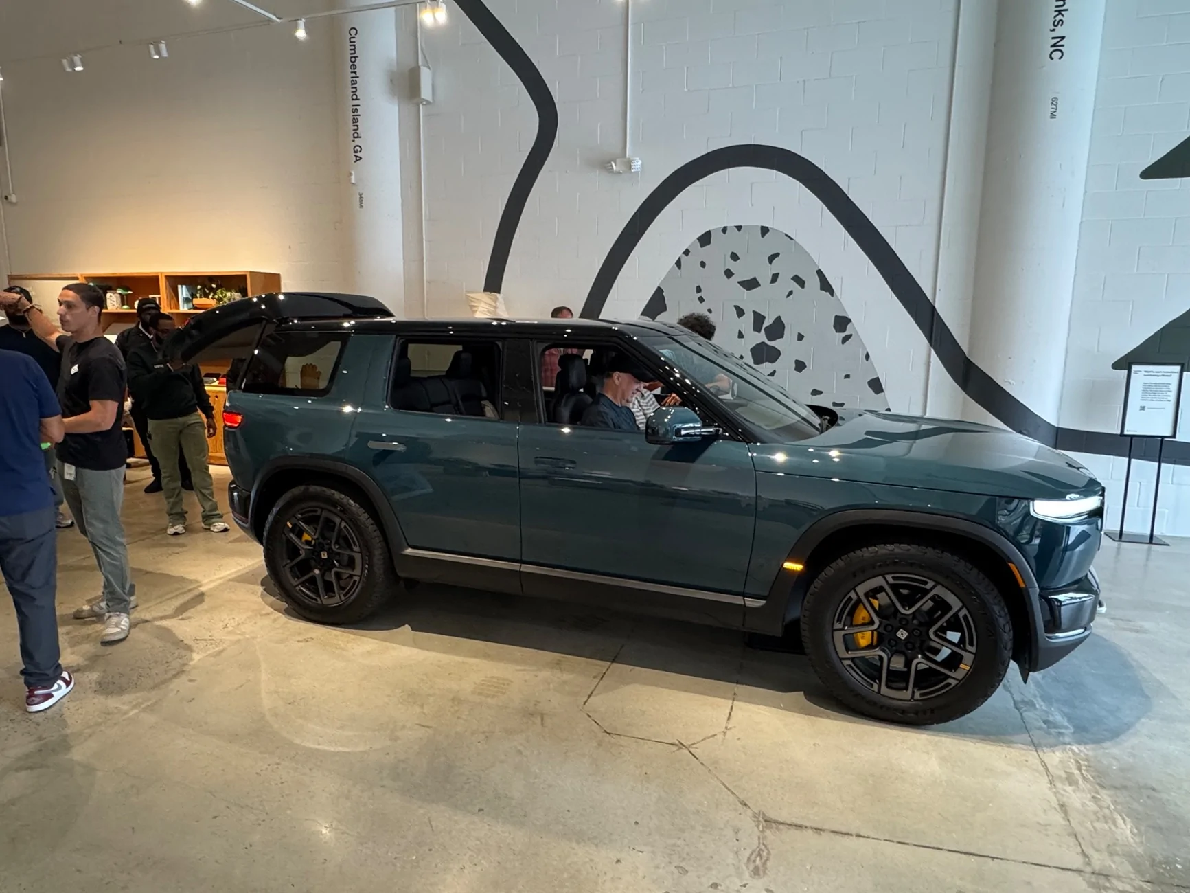 Rivian R1T R1S Atlanta R2 Block Party - Photos (Half Moon Grey, Catalina Cove, Midnight Black) HH0I9-nWEAEPCKh