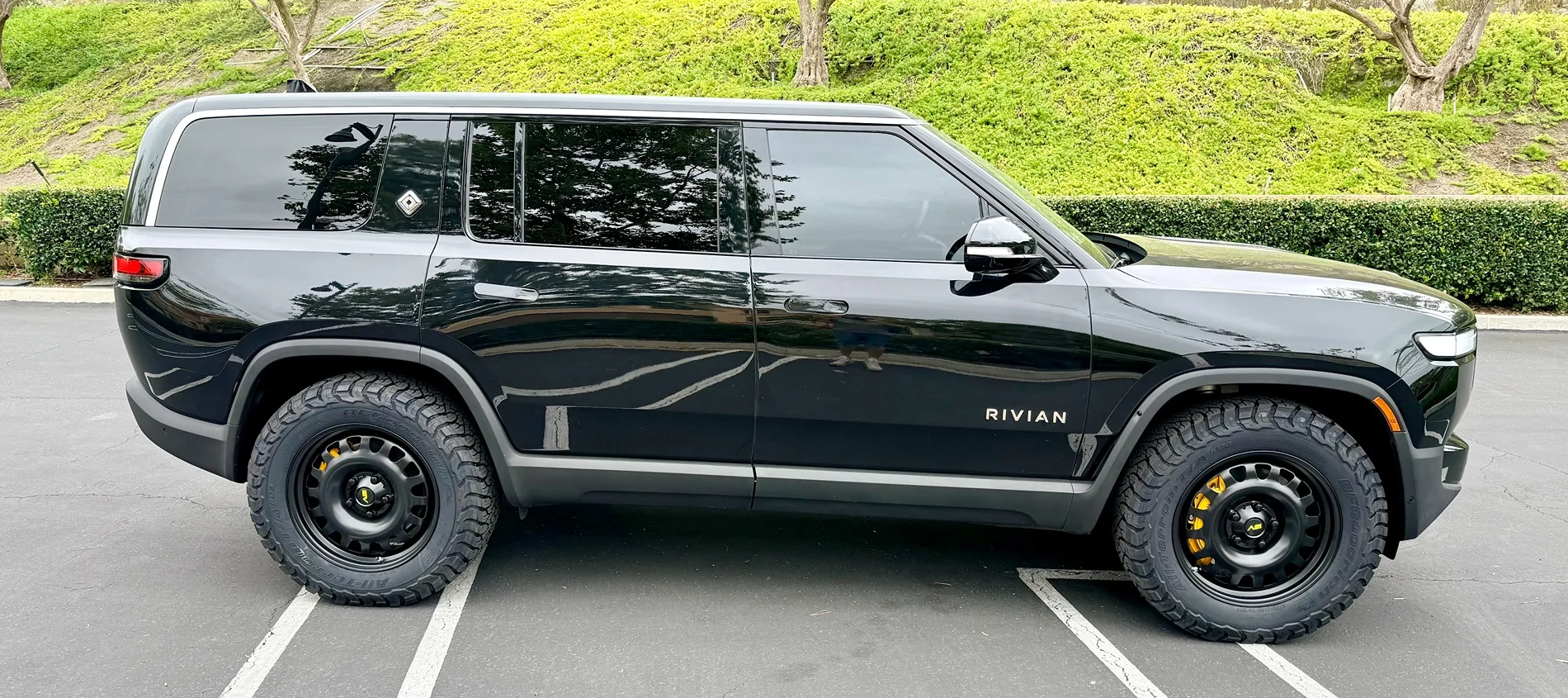 Rivian R1T R1S 1EV R1600 Steel Wheels and BFG KO3 Tires on R1S IMG_3184 2
