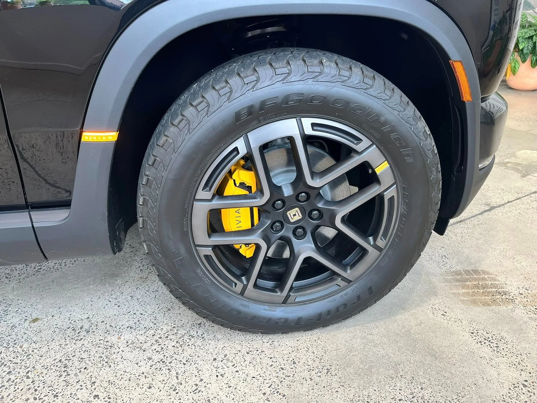 Rivian R1T R1S Nashville R2 Block Party pics: Launch Green, Crystal Cove, Midnight Black 706028773_10237948470804494_1651853975042621897_n