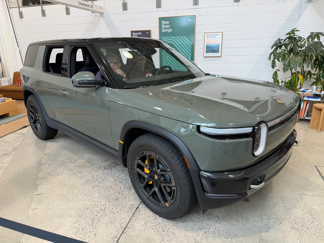 Rivian R1T R1S Nashville R2 Block Party pics: Launch Green, Crystal Cove, Midnight Black yet-another-nashville-r2-block-party-post-v0-zyqxrbbbl33h1