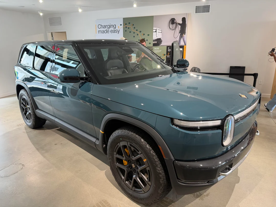 Rivian R1T R1S Nashville R2 Block Party pics: Launch Green, Crystal Cove, Midnight Black yet-another-nashville-r2-block-party-post-v0-rknti6bbl33h1