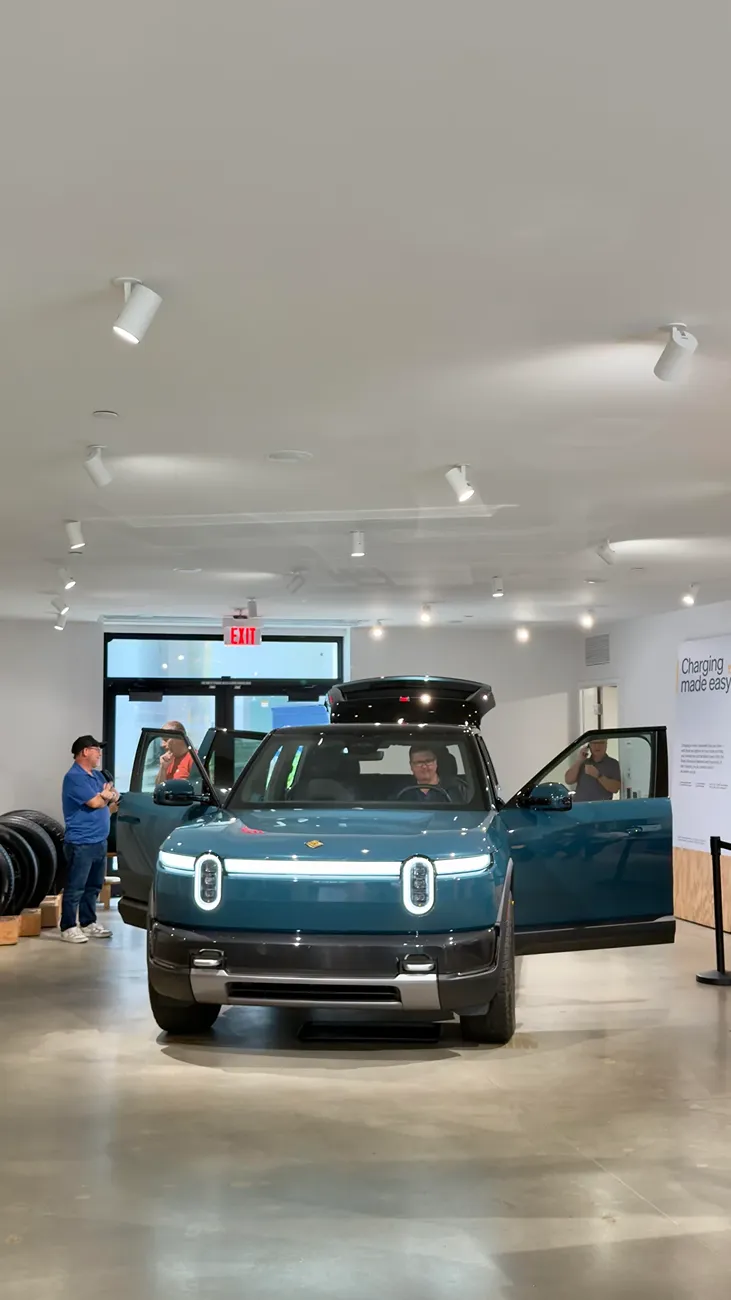 Rivian R1T R1S Nashville R2 Block Party pics: Launch Green, Crystal Cove, Midnight Black r2-nasheville-v0-mm5b4tvhbr2h1