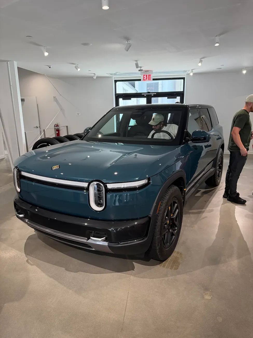 Rivian R1T R1S Nashville R2 Block Party pics: Launch Green, Crystal Cove, Midnight Black yet-another-nashville-r2-block-party-post-v0-1fid55bbl33h1