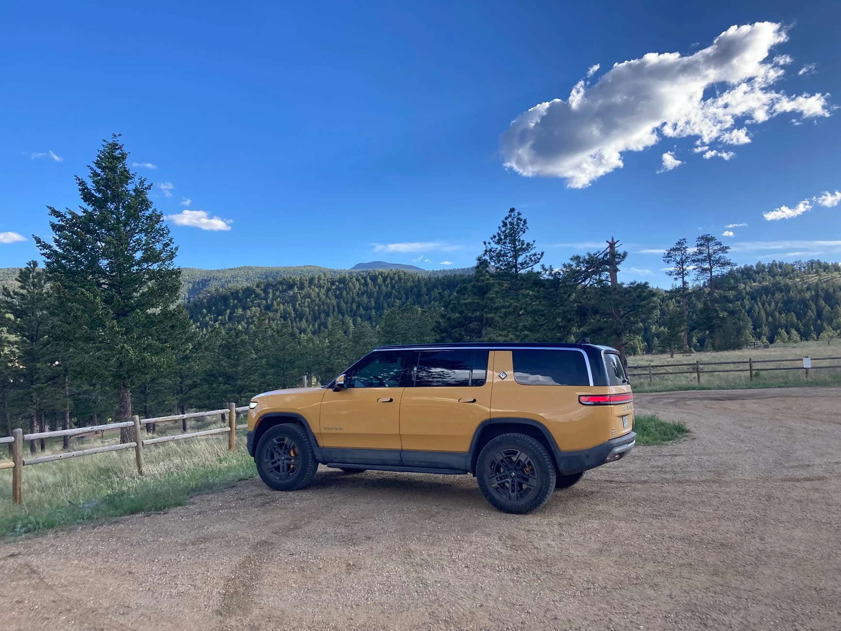 Rivian R1T R1S ? COMPASS YELLOW R1S  Photos IMG_1340