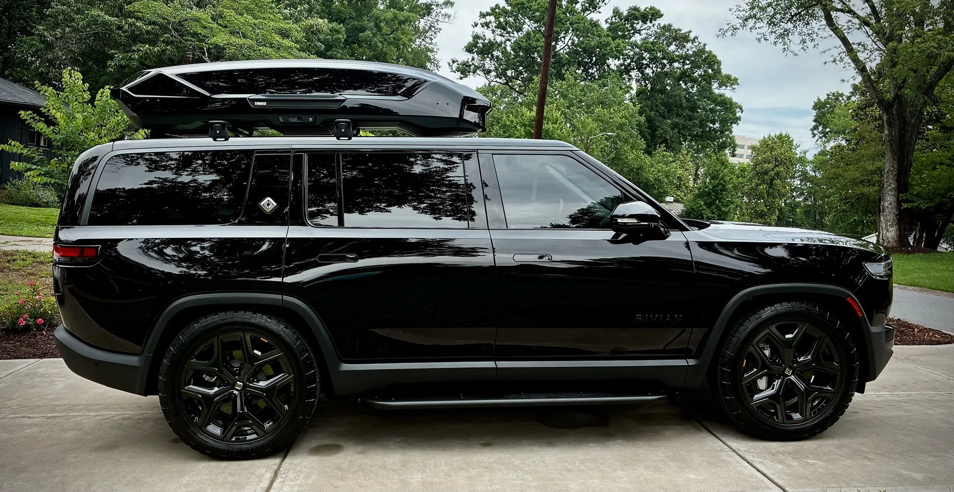 Rivian R1T R1S Thule Motion 3 Roof Box XXL on R1S - More space, fits well, runs quiet IMG_0855