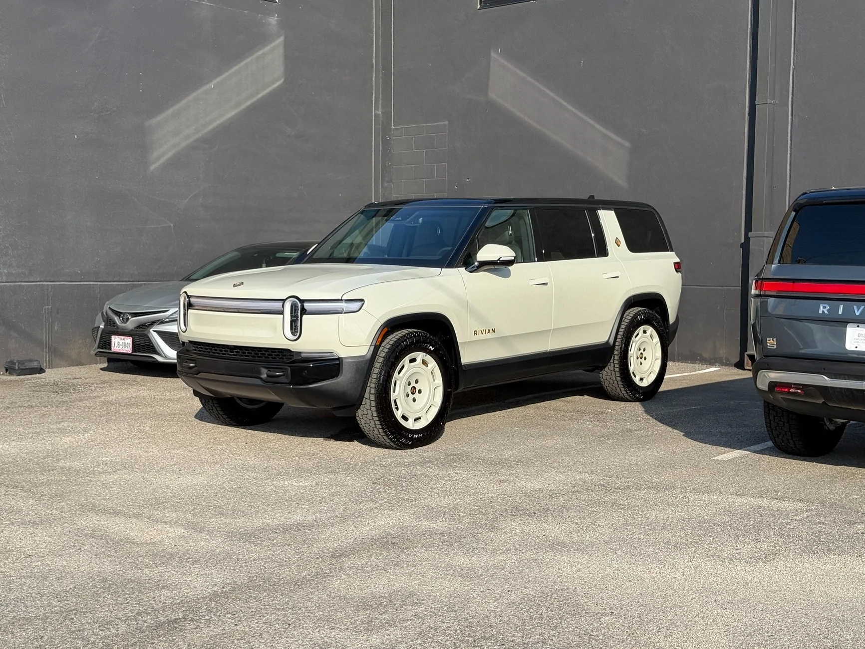 Rivian R1T R1S WTS 2025 California Dune R1S (<10K Miles) IMG_9123