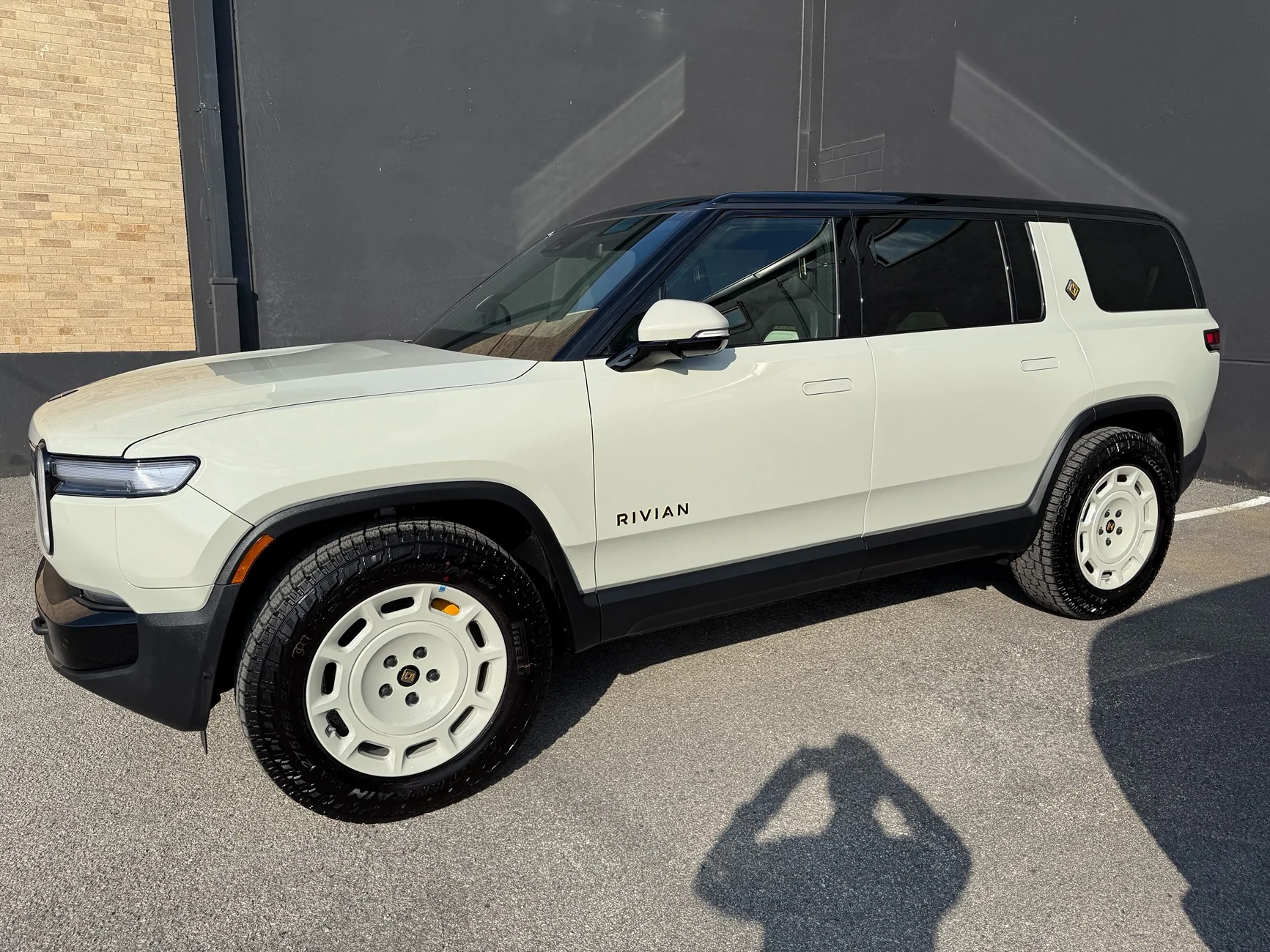 Rivian R1T R1S WTS 2025 California Dune R1S (<10K Miles) IMG_9035