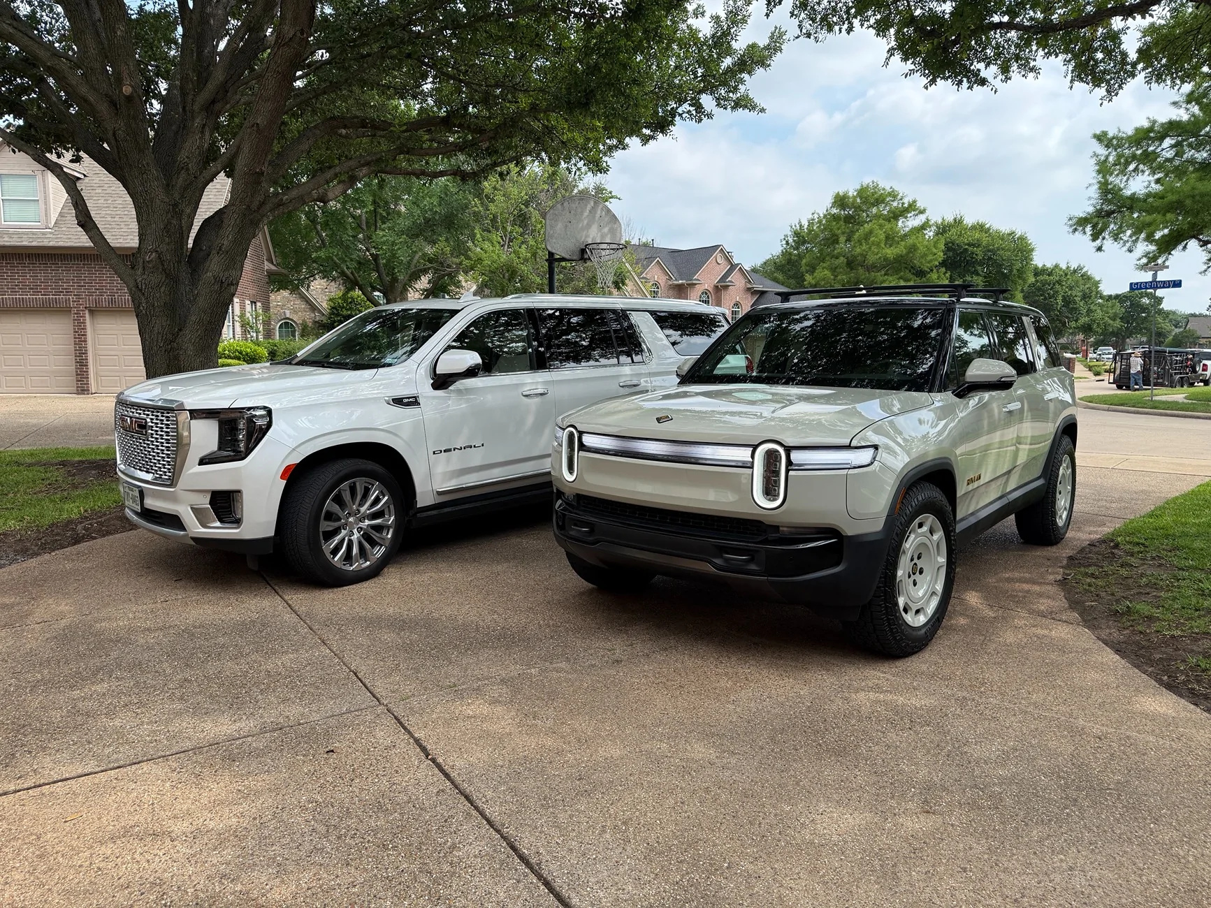 Rivian R1T R1S WTS 2025 California Dune R1S (<10K Miles) IMG_9472