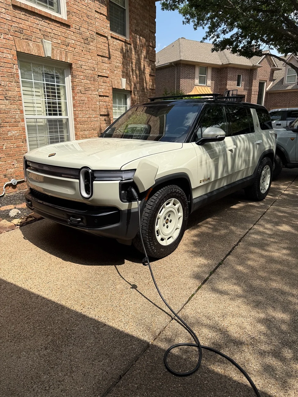 Rivian R1T R1S WTS 2025 California Dune R1S (<10K Miles) IMG_9450