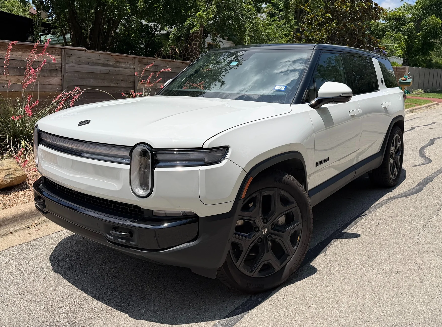 Rivian R1T R1S 2025 R1S Dual Max | Glacier White | Blackout | 10,000 mi | Austin TX | $75,000 RivianR1s_2
