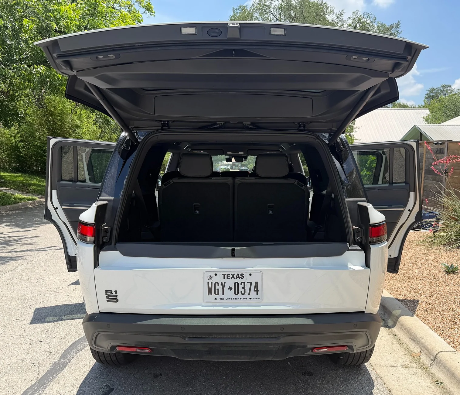 Rivian R1T R1S 2025 R1S Dual Max | Glacier White | Blackout | 10,000 mi | Austin TX | $75,000 RivianR1s_8