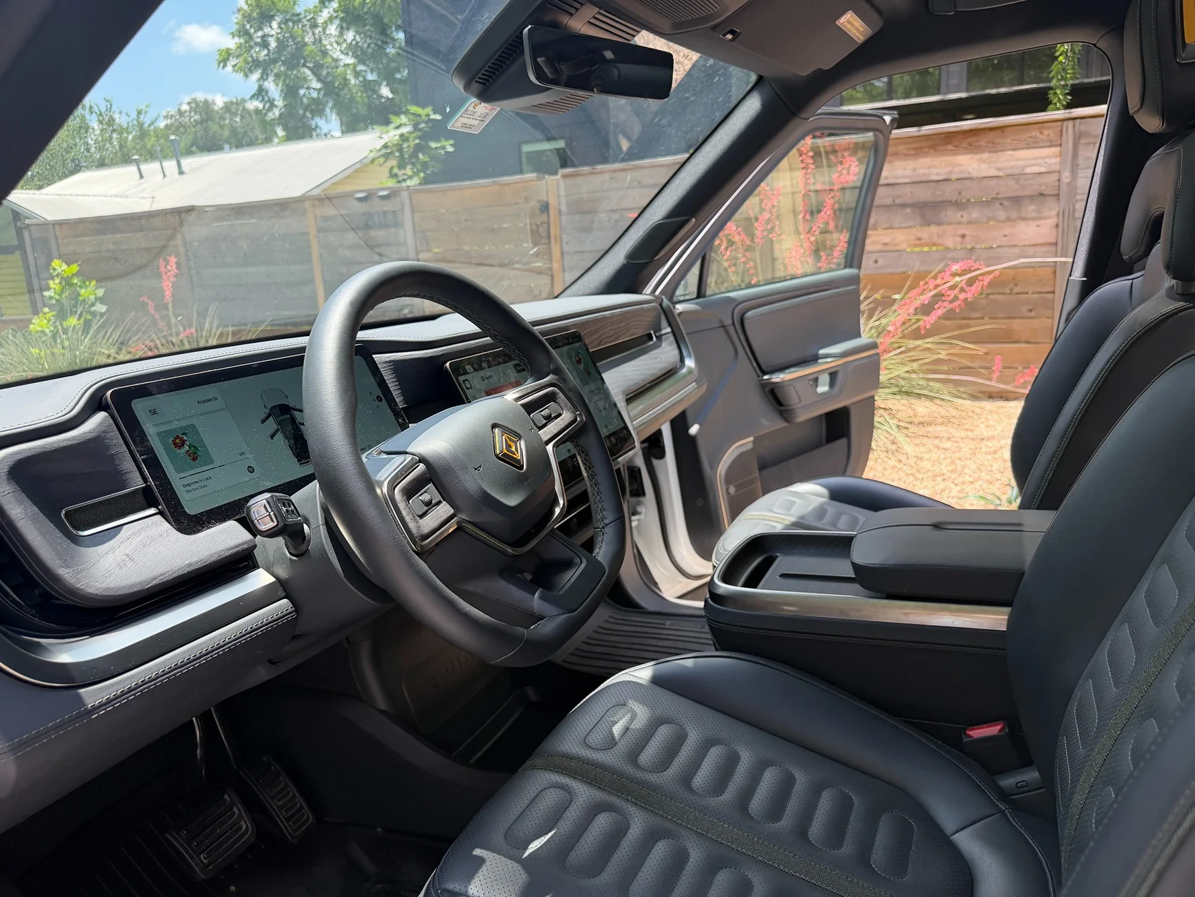 Rivian R1T R1S 2025 R1S Dual Max | Glacier White | Blackout | 10,000 mi | Austin TX | $75,000 RivianR1s_12