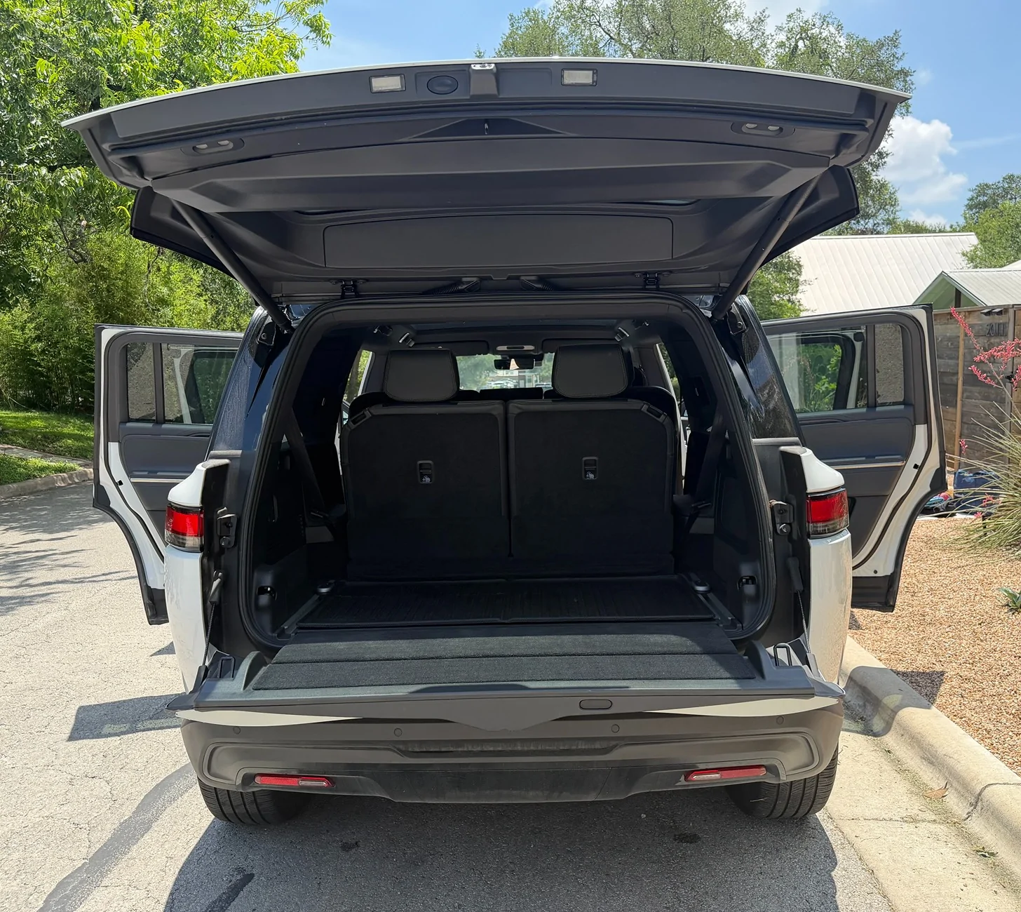 Rivian R1T R1S 2025 R1S Dual Max | Glacier White | Blackout | 10,000 mi | Austin TX | $75,000 RivianR1s_9