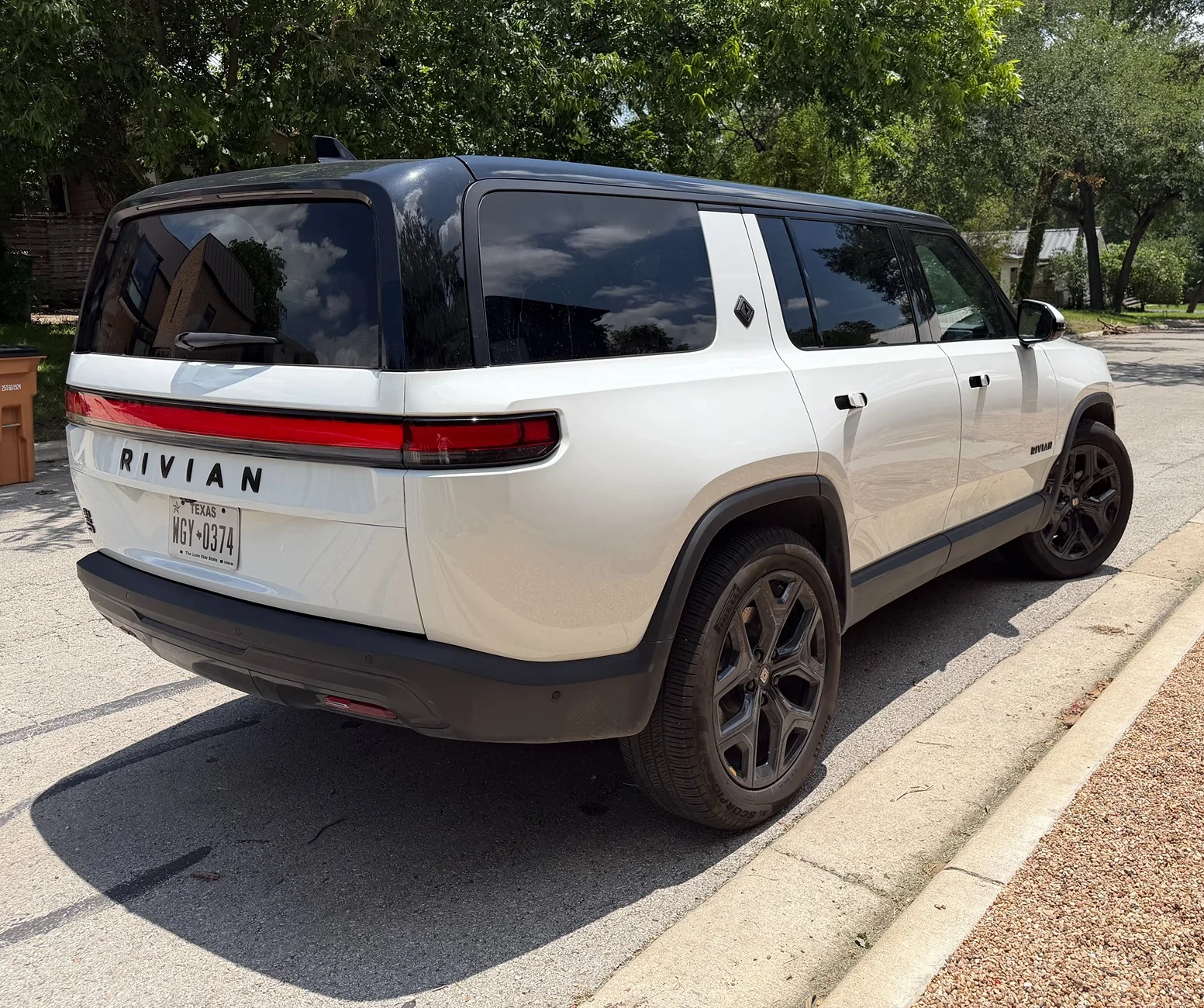 Rivian R1T R1S 2025 R1S Dual Max | Glacier White | Blackout | 10,000 mi | Austin TX | $75,000 RivianR1s_6