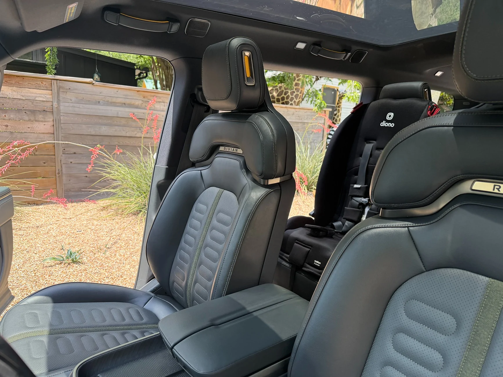 Rivian R1T R1S 2025 R1S Dual Max | Glacier White | Blackout | 10,000 mi | Austin TX | $75,000 RivianR1s_13